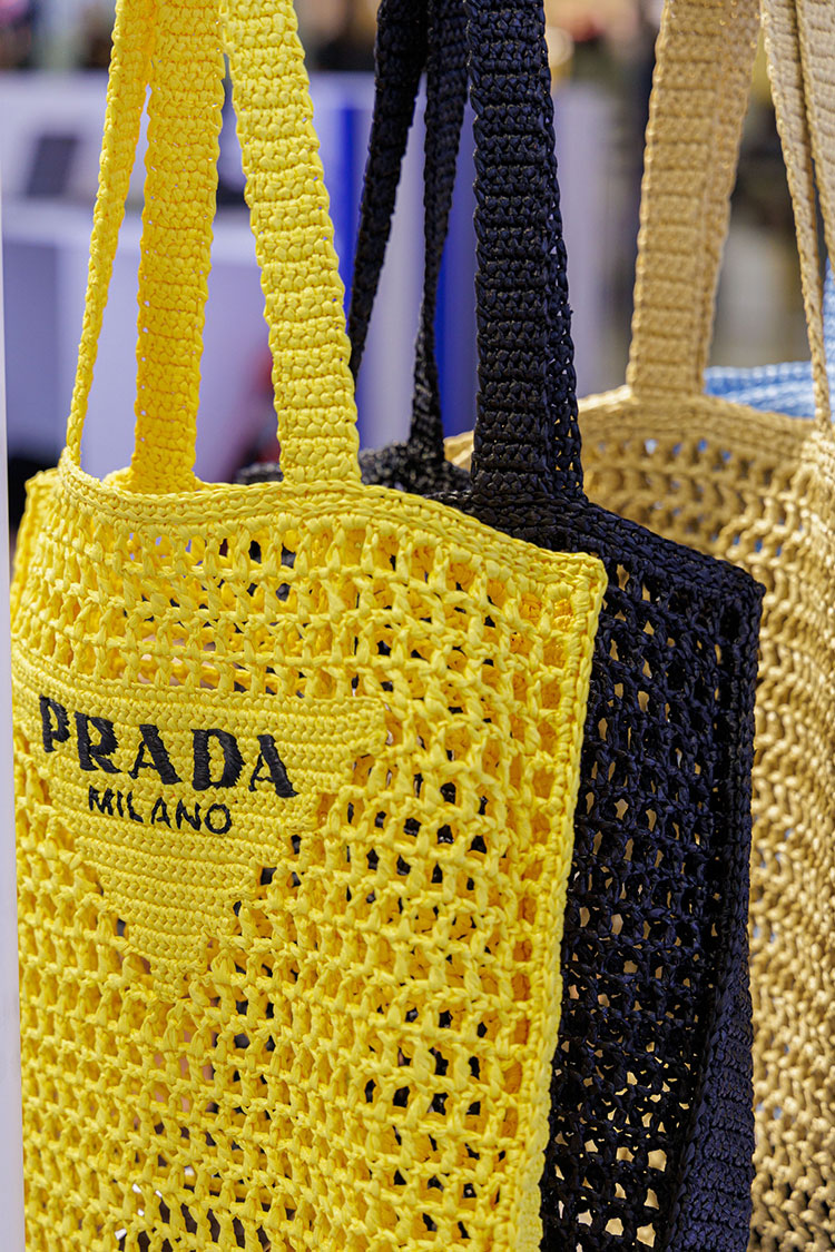 Fashion News, Prada, Prada Tropico, ป๊อปอัพสโตร์, Hall of Fame, สยามพารากอน, กรุงเทพฯ, คอลเลคชั่นใหม่, คอลเลคชั่นพิเศษ, กระเป๋า Raffia, กระเป๋า Re-Edition, รองเท้า, เสื้อผ้า, หมวก