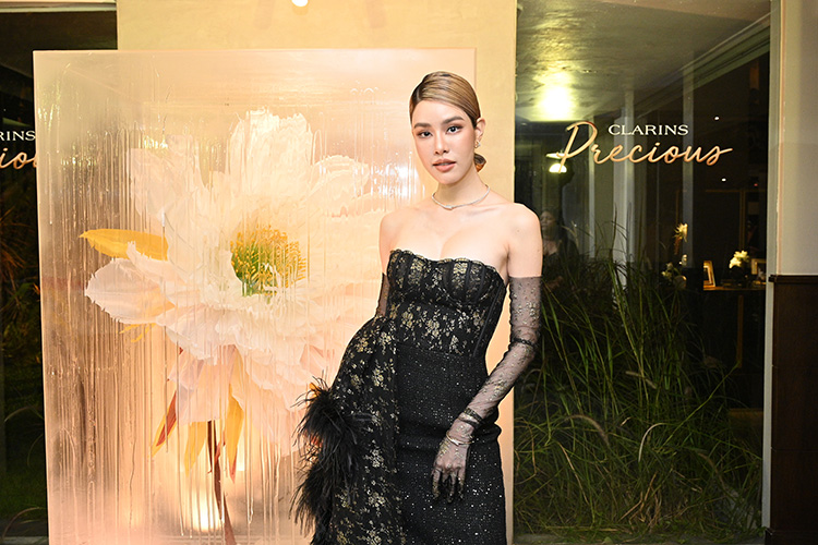 Beauty News, Clarins, คลาแรงส์, Precious, สกินแคร์, ความงาม, ประเทศฝรั่งเศส, cmg, เซ็นทรัล มาร์เก็ตติ้ง กรุ๊ป, Moonlight Flower, แพท - ภิรญา สิงหะ, Clarins Muse, Clarins Precious, ราคา, เท่าไร