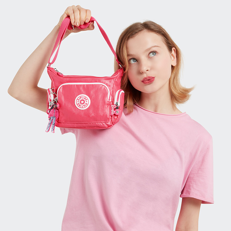 Fashion, Kipling, Barbie x Kipling, Barbiecore, collaboration, ร่วมงานกัน, บาร์บี้, คอลเลคชั่นบาร์บี้, ออกใหม่, คอลเลคชั่นใหม่, กระเป๋า, สีชมพู, ซัมเมอร์, summer 2023