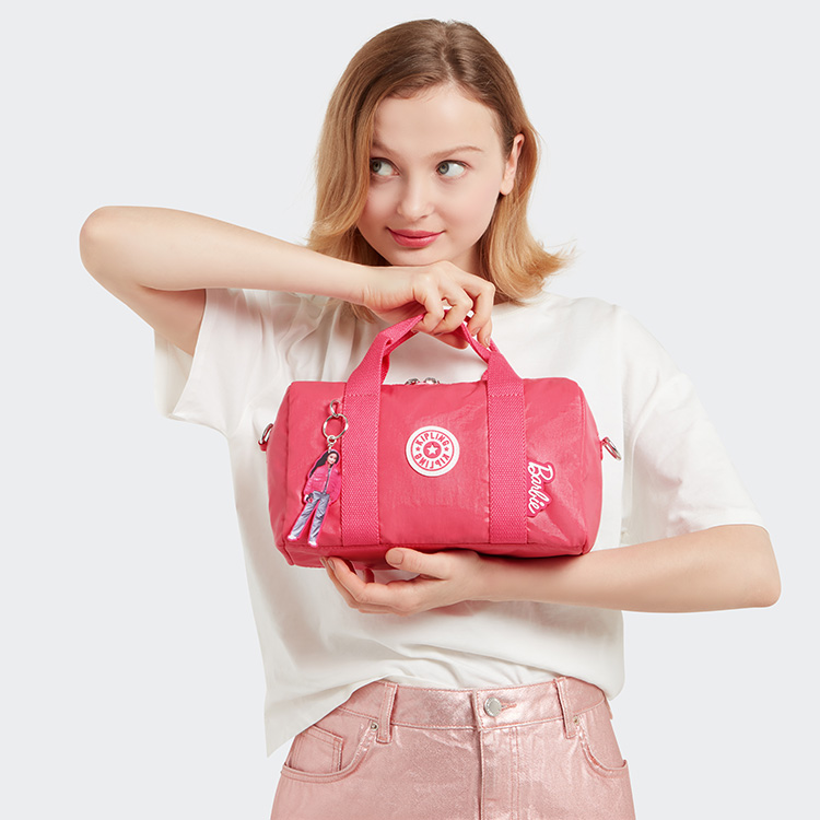 Fashion, Kipling, Barbie x Kipling, Barbiecore, collaboration, ร่วมงานกัน, บาร์บี้, คอลเลคชั่นบาร์บี้, ออกใหม่, คอลเลคชั่นใหม่, กระเป๋า, สีชมพู, ซัมเมอร์, summer 2023