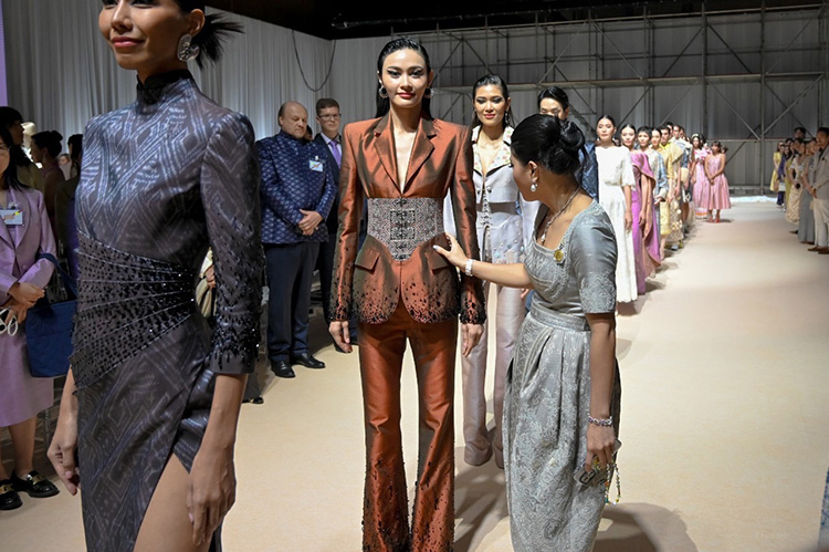 Fashion News, Silk Festival 2023, เจ้าฟ้าหญิงสิริวัณณวรีฯ, แฟชั่นโชว์,​ ผ้าไทย, อิมแพ็ค, เมืองทองธานี, หัตถกรรม, ไทยดีไซเนอร์, Sustainable Fashion, แฟชั่นแห่งความยั่งยืน