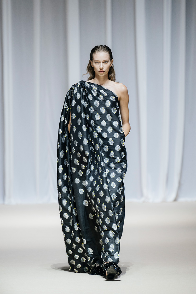 Fashion News, Silk Festival 2023, เจ้าฟ้าหญิงสิริวัณณวรีฯ, แฟชั่นโชว์,​ ผ้าไทย, อิมแพ็ค, เมืองทองธานี, หัตถกรรม, ไทยดีไซเนอร์, Sustainable Fashion, แฟชั่นแห่งความยั่งยืน