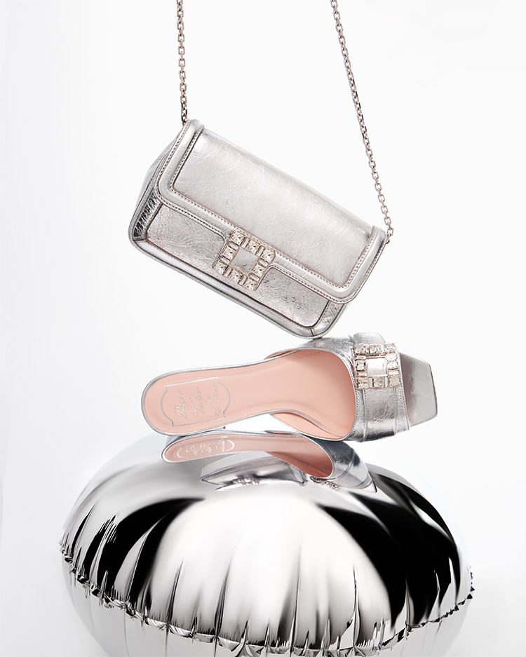 Fashion News, Roger Vivier, Thailand Édition Limitée 2024, Les Éléments Vivier, Tres Vivier Strass Buckle Mules, Jeu de Fille Strass Buckle Clutch Bag, รองเท้า, กระเป๋า, วาเลนไทน์, Spring/Summer 2024