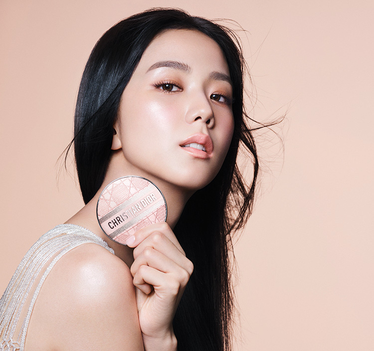 Beauty News, Dior, Dior Beauty, คอลเลคชั่นใหม่, คุชชั่น, ไฮไลท์เตอร์, งานผิวโกลว, ผิวสว่าง, Dior Forever Skin Glow Tone-Up, Dior Forever Glow Maximizer, Anya Taylor-Joy, Jisoo, ราคา, เท่าไร