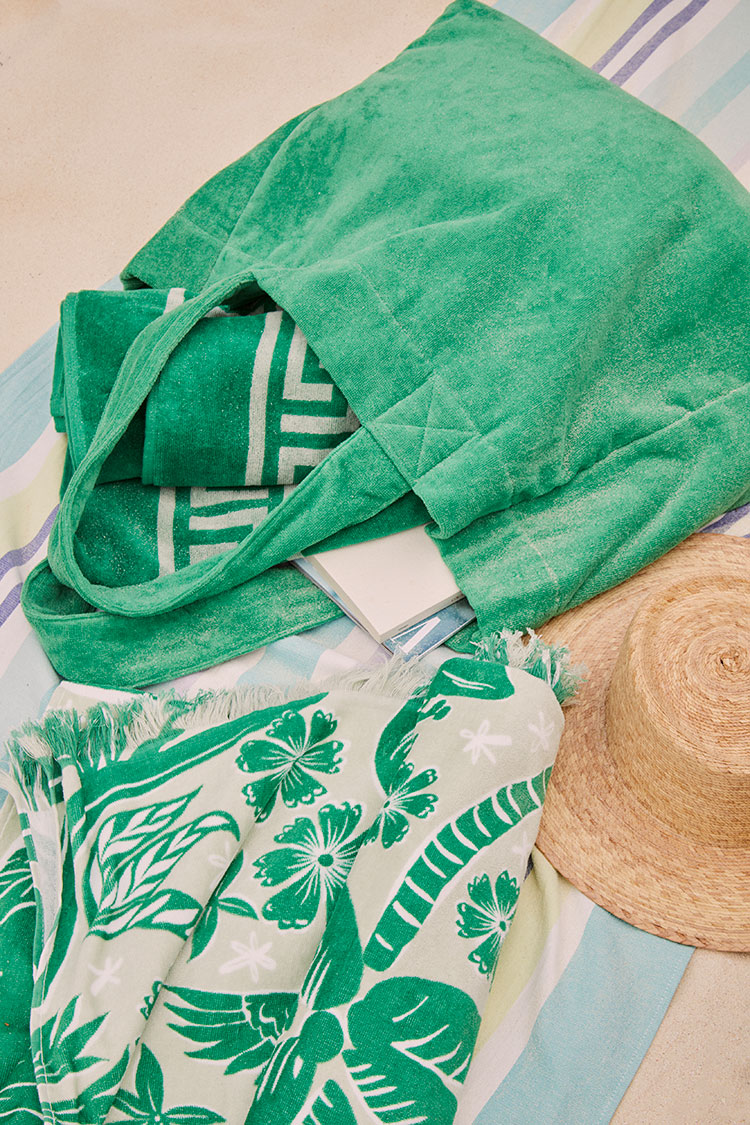 Fashion News, H&M HOME, คอลเลคชั่นใหม่, SUMMER 2024, ซัมเมอร์ 2024, ฤดูร้อน, เครื่องใช้, ของแต่งบ้าน, สีสันสดใส, สีเขียว, สีฟ้า, สีน้ำเงิน, แจกันรูปเปลือกหอย, ไอเทมชายทะเล, ผ้าขนหนู, กระเป๋าชายหาด