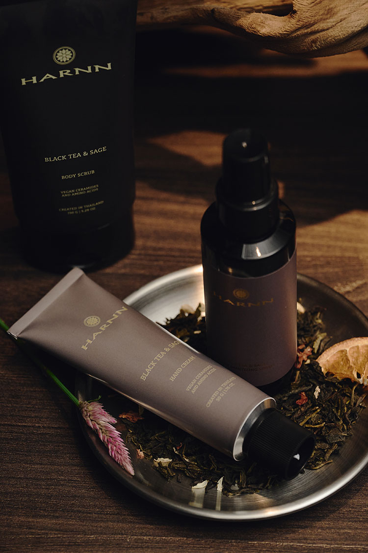 Beauty News, HARNN, หาญ, Black Tea & Sage Collection, คอลเลคชั่นใหม่, ผลิตภัณฑ์ดูแลผิวกาย, อาบน้ำ, บำรุงผิว, HARNN Black Tea & Sage Body Wash, HARNN Black Tea & Sage Body Lotion, HARNN Black Tea & Sage Body Oil, HARNN Black Tea & Sage Body Scrub, HARNN Black Tea & Sage Hand Cream, HARNN Black Tea & Sage Hand Sanitizing Spray, ราคา, เท่าไร