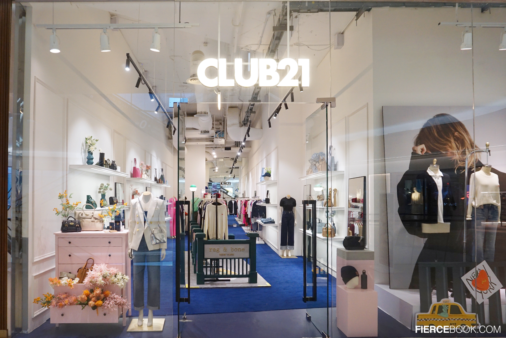 Fashion, แคมเปญ, ฉลองครบรอบ 10 ปี, Central Embassy, โปรโมชั่น, เซ็นทรัล เอ็มบาสซี่, ช้อปปิ้ง, voucher, Top Spender, Cartier, Christian Louboutin, BOYY, Club21